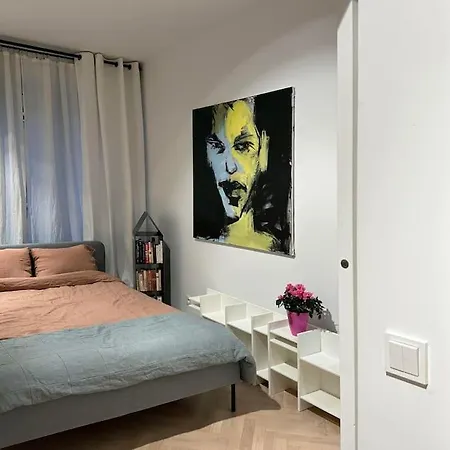 Art & Design 3 In Center Apartment
